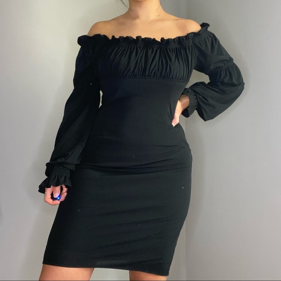 David Meister Dresses & Skirts - David Meister off the shoulder ruffled fitted dress size 6